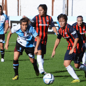 Fútbol Femenino: debut y derrota para las Santitas