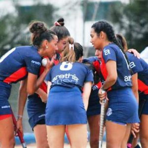 Hockey femenino: las categorías mayores jugaron, a pesar del clima