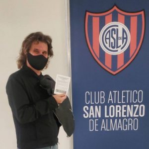 Rubén Darío Insúa se vacunó contra el Covid19 en Avenida La Plata