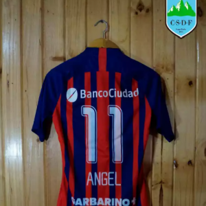 Subasta solidaria con camisetas cuervas y autógrafiadas