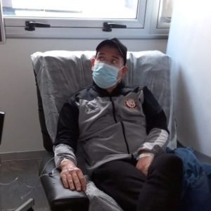 El DT que lucha contra el cáncer y recibió una avalancha solidaria desde la tribuna