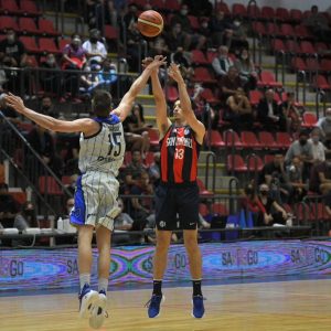 Victoria cuerva en el primer partido de local en la Liga Nacional