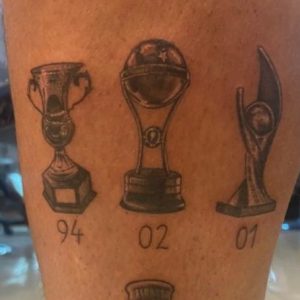 El tatuaje cuervo de un ídolo de San Lorenzo