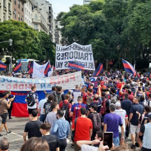Hinchas y agrupaciones, marcharon al Ministerio para pedir elecciones anticipadas