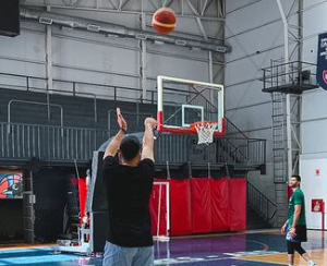 Visita de lujo en el Polideportivo Roberto Pando