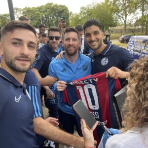 Leo Messi recibió la camiseta de San Lorenzo