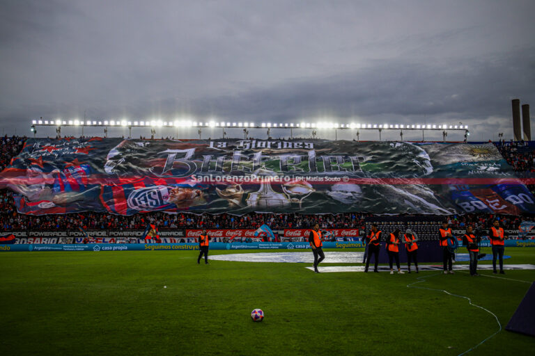 Platea Sur telón hinchada de San Lorenzo