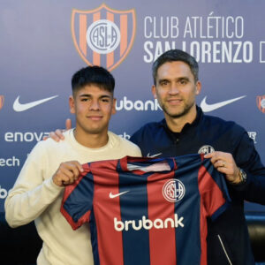 Arias firmó su primer contrato profesional