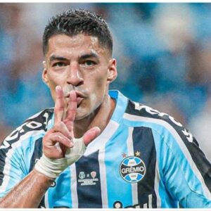 La familia Insúa se sumó al saludo de Luis Suárez