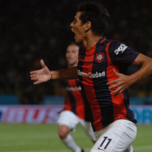 La banca de un ex San Lorenzo a Ezequiel Lavezzi