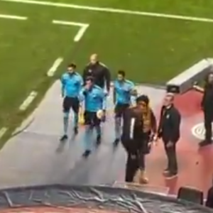 El polémico gesto del árbitro contra la gente de San Lorenzo tras el partido con Mineiro