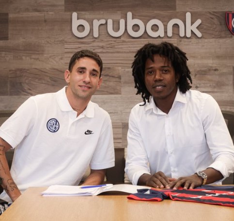 Cecchini, el primer refuerzo, firmando su contrato con el flamante manager.