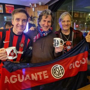 Viggo Mortensen vio el partido de San Lorenzo junto a la peña de Madrid