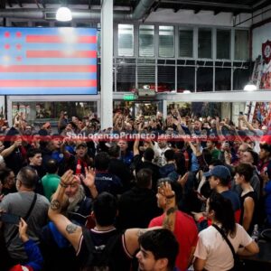 Los hinchas marcharon a la sede y pidieron la renuncia de Moretti