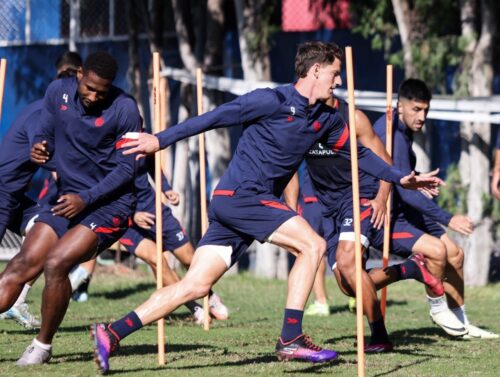 Con cuatro cambios, Russo paró equipo pensando en Tigre