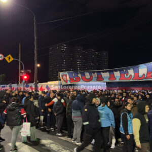 La gente de San Lorenzo marchó a Avenida La Plata para pedir la renuncia de Moretti