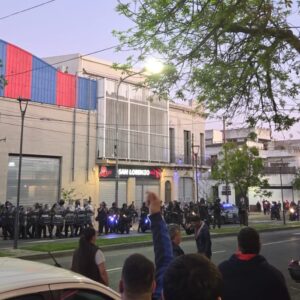 Reprimieron a los hinchas que esperaban la salida de Moretti en Avenida La Plata