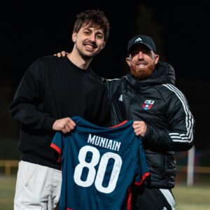 Iker Muniain posó nuevamente con la camiseta de San Lorenzo