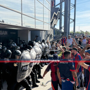 La gente insultó a los dirigentes y pidió elecciones