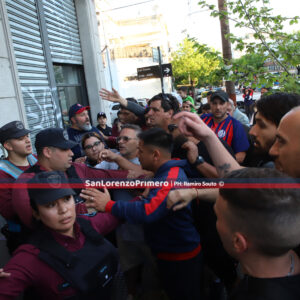 Tensión en la sede de Avenida La Plata: los hinchas de San Lorenzo esperan la salida de Moretti