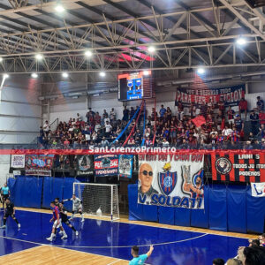 Tras la represión en la sede, la gente de San Lorenzo se expresó en el Pando