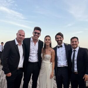 Cumbre cuerva en el casamiento de un campeón de América