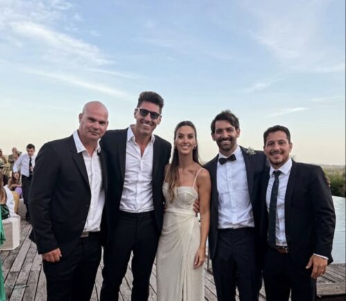 Cumbre cuerva en el casamiento de un campeón de América