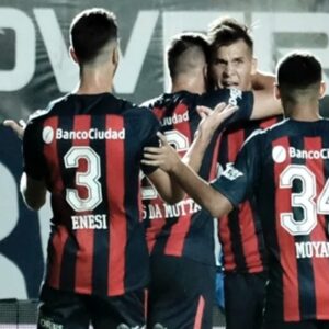 El ex San Lorenzo que recibió un libro muy particular en Europa