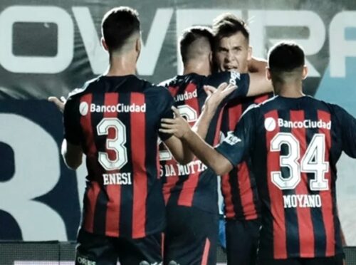 El ex San Lorenzo que recibió un libro muy particular en Europa