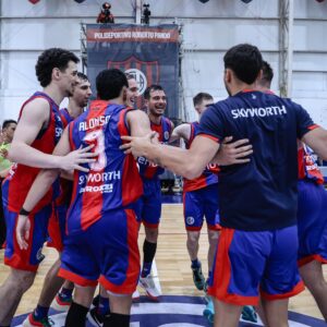 Victoria del básquet de San Lorenzo con visitas especiales