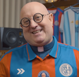 El Padre Guilherme agradeció por la camiseta de San Lorenzo