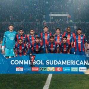 Un jugador de San Lorenzo seguido de cerca por el Santos de Neymar