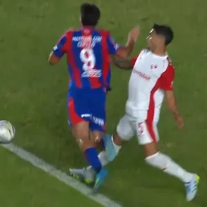 Los audios del VAR en la expulsión de Cuello ante Independiente