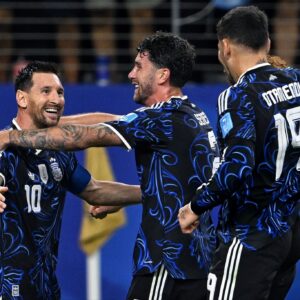 Marcos Senesi y un gran debut en el mundial