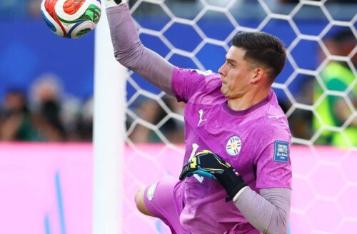 Con Gill como héroe Paraguay se mete en los octavos de final del Mundial