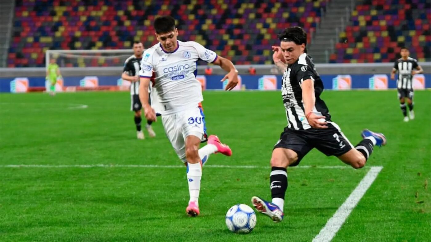 Con Arias casi descartado, el juvenil que podría jugar ante Huracán