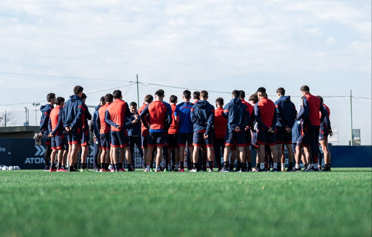 La Barra de San Lorenzo visitó la práctica y les dejó un claro mensaje a los jugadores